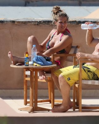 Gemma Atkinson bräunt ihren heißen Körper in einem winzigen String-Bikini mit Blumendruck
 #75223461