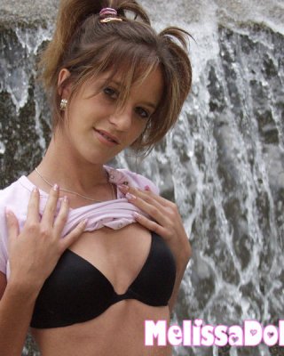 Süßes Teenie zeigt ihren sexy kleinen Körper
 #75072075