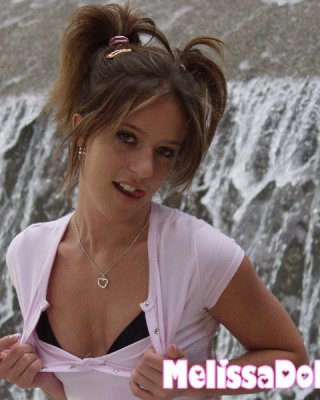 Süßes Teenie zeigt ihren sexy kleinen Körper
 #75072172