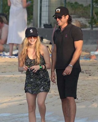 Avril lavigne erwischt mit ihrem Nippel ausgesetzt
 #75366779