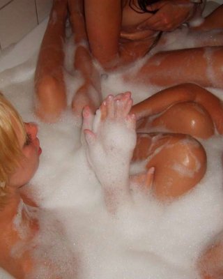 Amateur-Mädchen oben ohne und nackt am Strand und auf dem Zimmer
 #77105561
