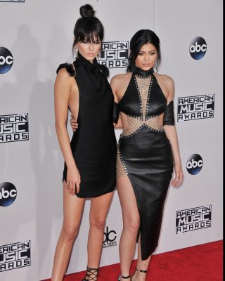 Hot Jenner Schwestern Felsen in winzigen schwarzen Kleidern für 43. ama
 #75149335