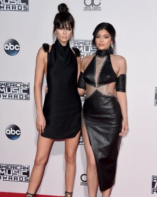 Hot Jenner Schwestern Felsen in winzigen schwarzen Kleidern für 43. ama
 #75149374