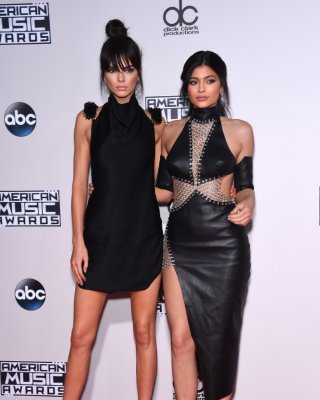 Hot Jenner Schwestern Felsen in winzigen schwarzen Kleidern für 43. ama
 #75149384