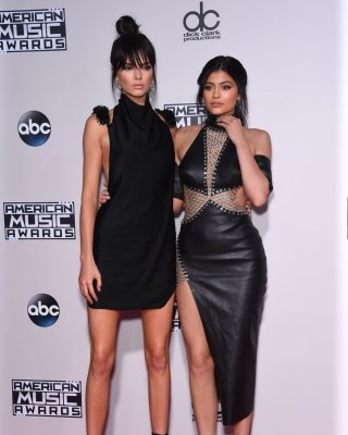 Hot Jenner Schwestern Felsen in winzigen schwarzen Kleidern für 43. ama
 #75149399