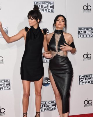 Hot Jenner Schwestern Felsen in winzigen schwarzen Kleidern für 43. ama
 #75149409