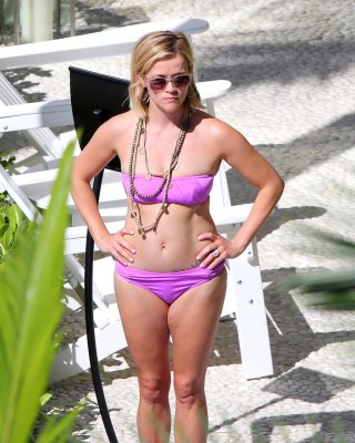 Reese Witherspoon sonnt sich in einem knappen rosa Röhrenbikini in ihrem Hotel in Hawaii
 #75207962