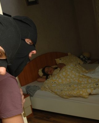 Diebe fanden nichts in Mashas Wohnung und beschlossen, junges Mädchen zu ficken
 #76787457