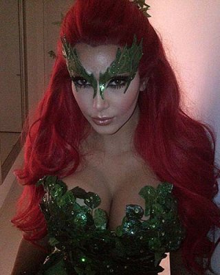 Kim kardashian entblößt sexy Körper und riesige Brüste im Halloween-Kostüm
 #75283909