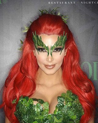 Kim kardashian entblößt sexy Körper und riesige Brüste im Halloween-Kostüm
 #75283926