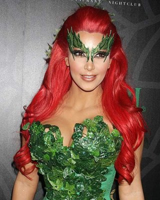 Kim kardashian entblößt sexy Körper und riesige Brüste im Halloween-Kostüm
 #75283956