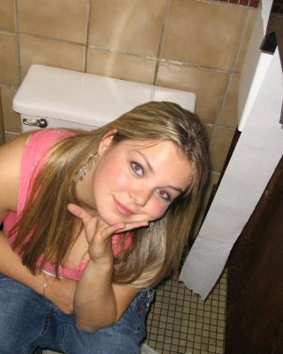 Drunk party girls caught peeing on the toilet Porno Fotos XXX  