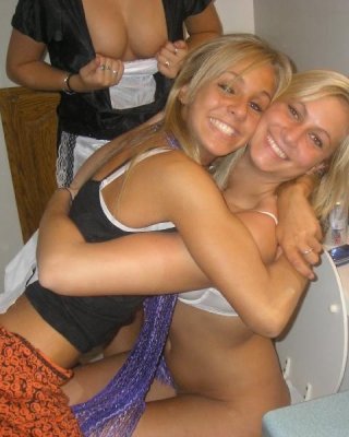 Drunk party girls caught peeing on the toilet Porno Fotos XXX  