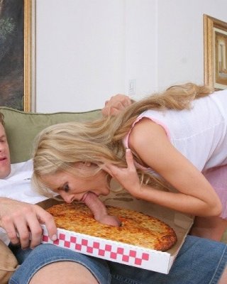 Hungriges Küken isst harten Schwanz durch eine Pizza
 #76038443