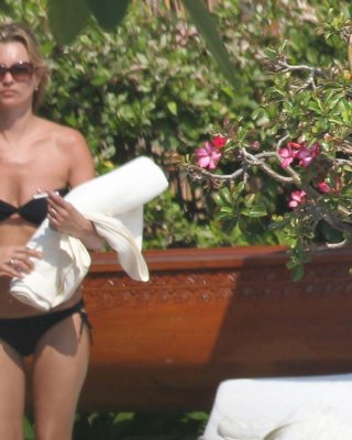 Kate Moss Shaved Pussy And Topless