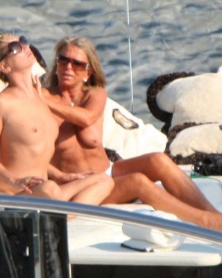 Kate Moss Shaved Pussy And Topless