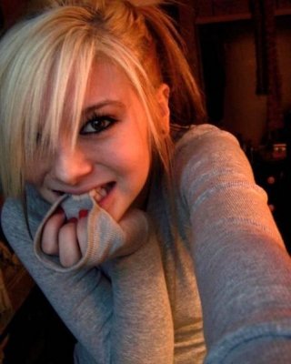 Blondes gemischtes Teenie zieht sich drinnen aus und posiert für die Kamera
 #68159919