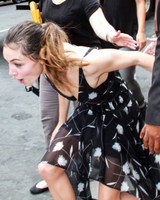 Phoebe Tonkin Braless Downblouse While Loosing Balance At Comic Con In San Diego