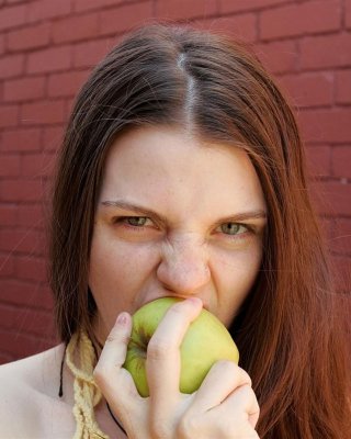 Australisches Hippie-Mädchen macht sich nackt und spielt im Freien
 #75666005