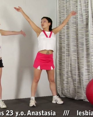 Reife Lesbe gibt eine aufregende nackte Gymnastikstunde
 #70723843