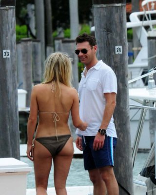 Julianne hough mostrando su cuerpo sexy y su culo en bikini
 #75298224