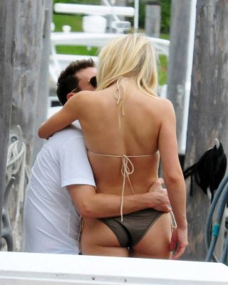 Julianne hough mostrando su cuerpo sexy y su culo en bikini
 #75298230
