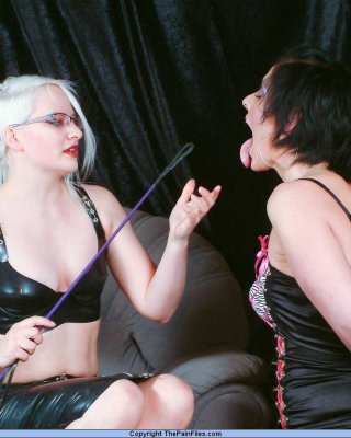 Extreme lesbische Fetisch und Spanking von ballgagged kinky Sklave crystel lei von ihr
 #72140842