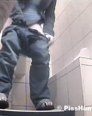 Mollige pinkelt vor der Toiletten-Voyeur-Kamera
 #78693031