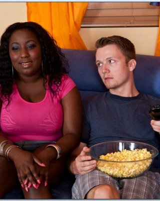 Luxuriöse Amore verführt den Bruder ihres Freundes auf der Couch
 #73370280