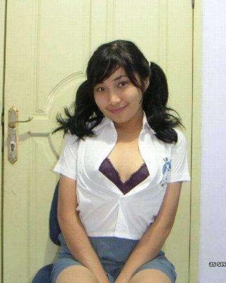 小柄なアジア人女性がセクシーな体を見せる
 #68137461