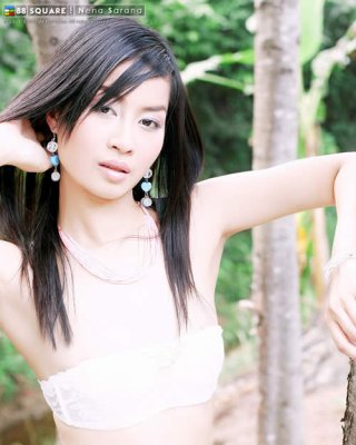 Wunderschöne asiatische Babe posiert draußen
 #70029130