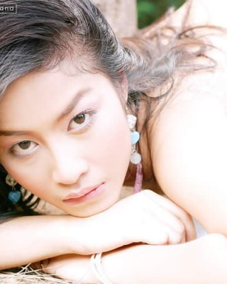 Wunderschöne asiatische Babe posiert draußen
 #70029202