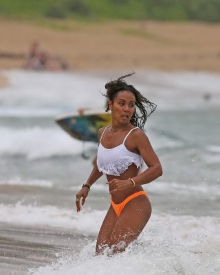 Jada pinkett smith trägt einen winzigen orangefarbenen bikini am strand von hawaii
 #75193519