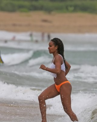 Jada pinkett smith trägt einen winzigen orangefarbenen bikini am strand von hawaii
 #75193523