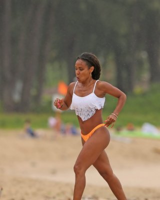 Jada pinkett smith trägt einen winzigen orangefarbenen bikini am strand von hawaii
 #75193529