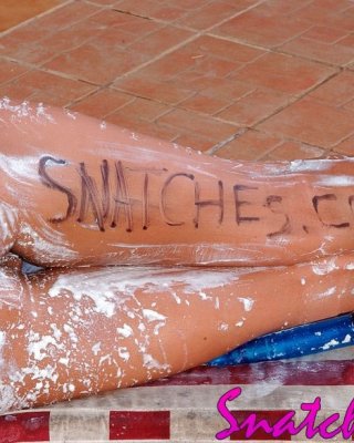 Doppel-Dildo gefüllt und Samt-Creme bedeckt Brünette
 #67775934