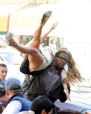 Jennifer lopez showing wenig von sie arsch und leggy im leder mini rock
 #75282673