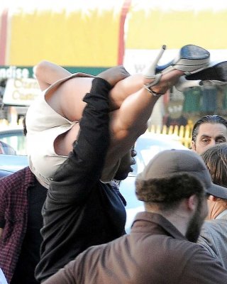 Jennifer lopez showing wenig von sie arsch und leggy im leder mini rock
 #75282707