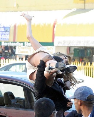 Jennifer lopez showing wenig von sie arsch und leggy im leder mini rock
 #75282724
