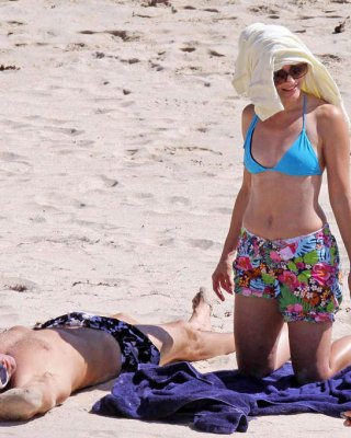 Kristin Davis Nipple Slip On Beach And Upskirt Paparazzi Pictures And Show Tits