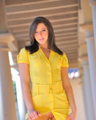 Amateur-Teenie Madeline wird unanständig
 #71517235