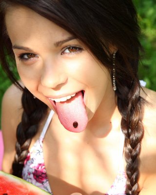 Tiny Tit Teenie Kiki genießt ihre saftige Wassermelone
 #78607849