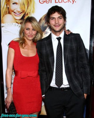 Cameron Diaz zeigt ihre kleinen Titten für Paparazzi und posiert sexy
 #75419976