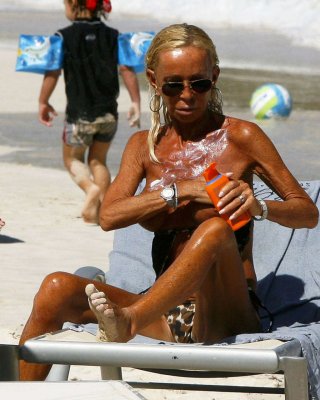 Donatella versace cought exposing her big tits on beach paparazzi pictures
 #75362481