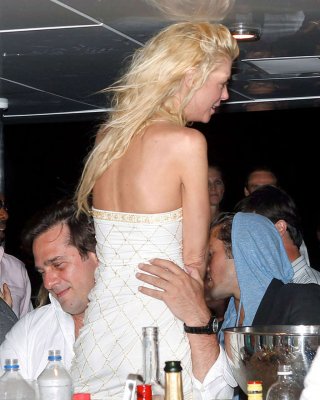 Tara Reid Exposing Her Sexy Body And Upskirt Paparazzi Photos