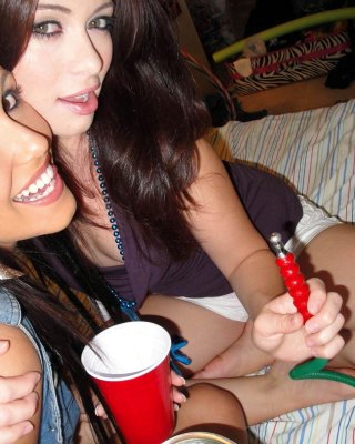 Teen Freundinnen ficken einen Kerl
 #68157567
