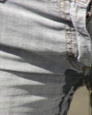 Explizite öffentliche Jeans nass gemacht und ein paar Minuten später entfernt
 #73243482