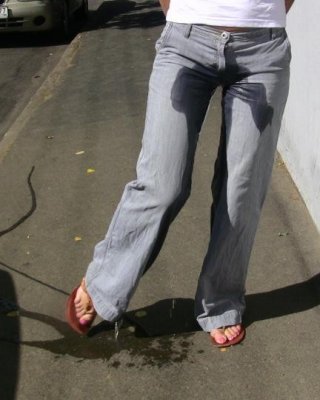 Explizite öffentliche Jeans nass gemacht und ein paar Minuten später entfernt
 #73243497