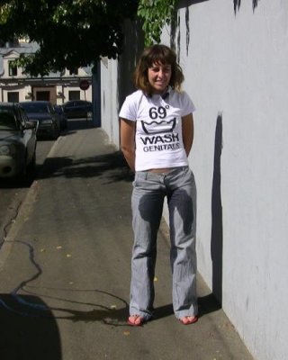 Explizite öffentliche Jeans nass gemacht und ein paar Minuten später entfernt
 #73243525