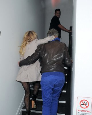 Pamela Anderson im Upskirt beim Verlassen des "Les Ambassadeurs Club" in London
 #75244034